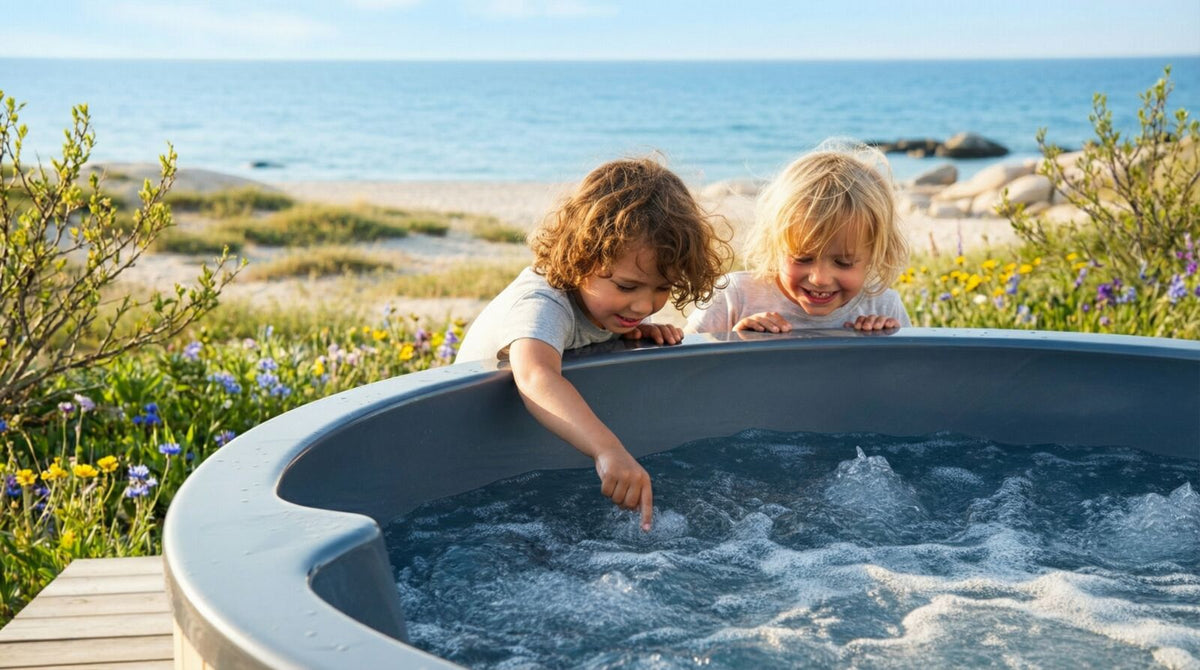 Kinder am Rand eines sprudelnden Hot Tubs
