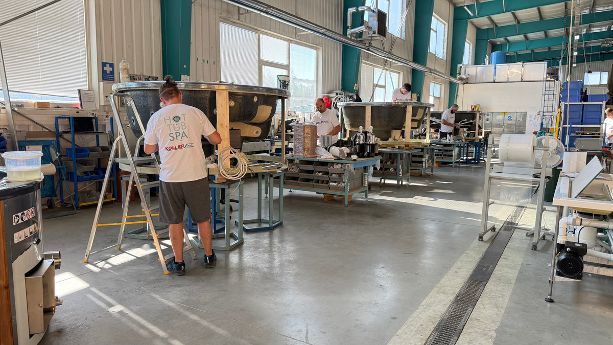 KOLLER Team bei der Fertigung von Hot Tubs in unserer Produktionshalle in Tschechien