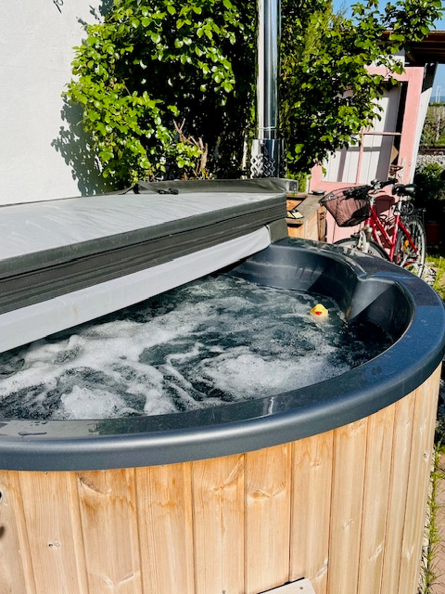 Hot Tub mit Teilabdeckung, sprudelndem Wasser und Quietscheente.